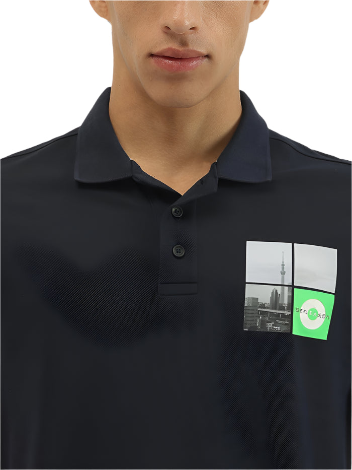 MEN&#39;S RELAXED FIT POLO NECK GRAPHIC PRINT T-SHIRT