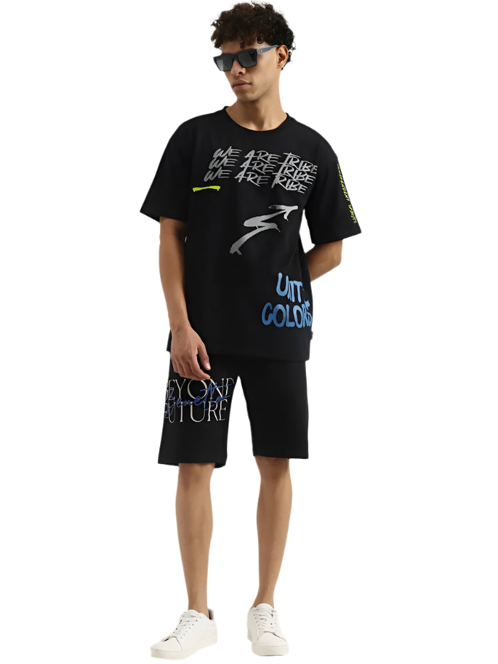 MEN&#39;S BOXY ROUND NECK TYPOGRAPHY T-SHIRT