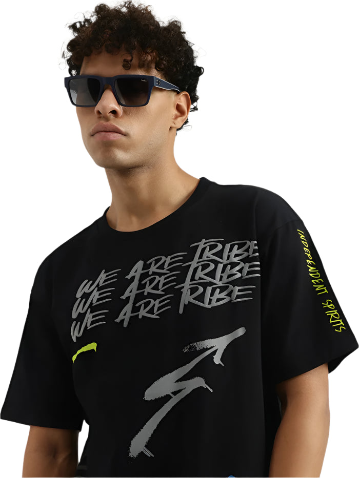 MEN&#39;S BOXY ROUND NECK TYPOGRAPHY T-SHIRT