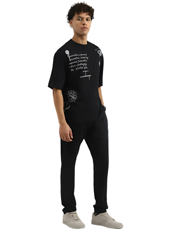 MEN&#39;S OVERSIZED ROUND NECK TYPOGRAPHY T-SHIRT