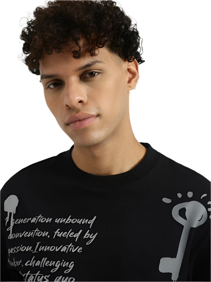 MEN&#39;S OVERSIZED ROUND NECK TYPOGRAPHY T-SHIRT