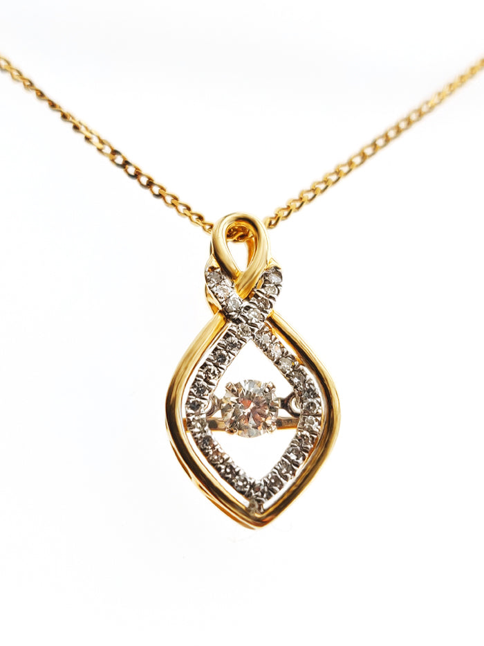 18K YELLOW GOLD PENDANT SET WITH DIAMONDS